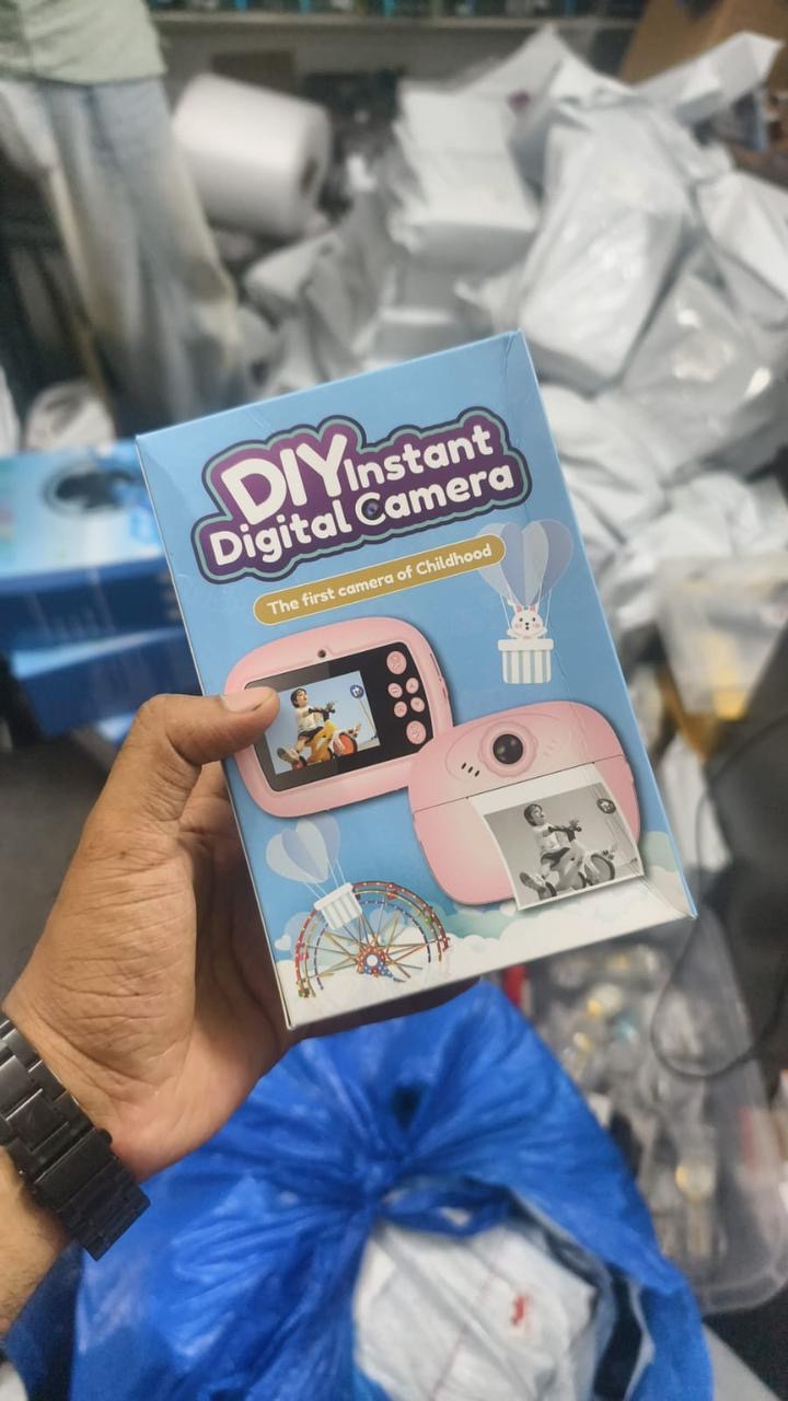 INSTANT DIGITAL CAMERA